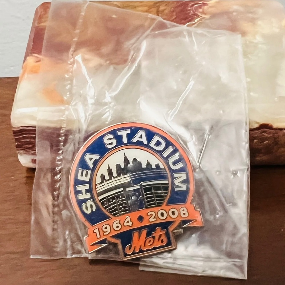 NEW YORK METS SHEA STADIUM 1964  2008 FINAL SEASON  PIN